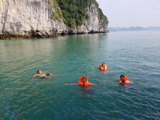 Swimming in Lan Ha Bay – Dive into Tranquility
